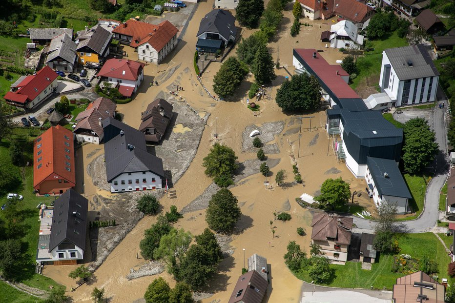 Fotografija: Črna na Koroškem je bila tiste dni simbol poplavljene Slovenije. FOTO: Voranc Vogel