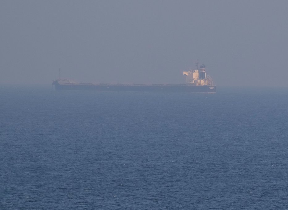 Fotografija: Po končanem pregledu je ladja lahko nadaljeval pot. FOTO: Stringer Reuters