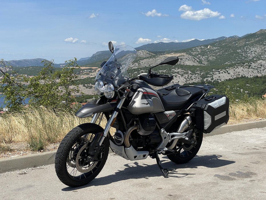 Fotografija: Moto guzzi V85 TT travel v Sloveniji stane 13.490 evrov; osnovna različica je 1500 evrov cenejša. FOTOGRAFIJI: Blaž Kondža