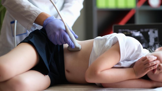 Zdravnik bo zdravje vranice med drugim preveril z ultrazvokom. FOTO: Megaflopp/Getty Images