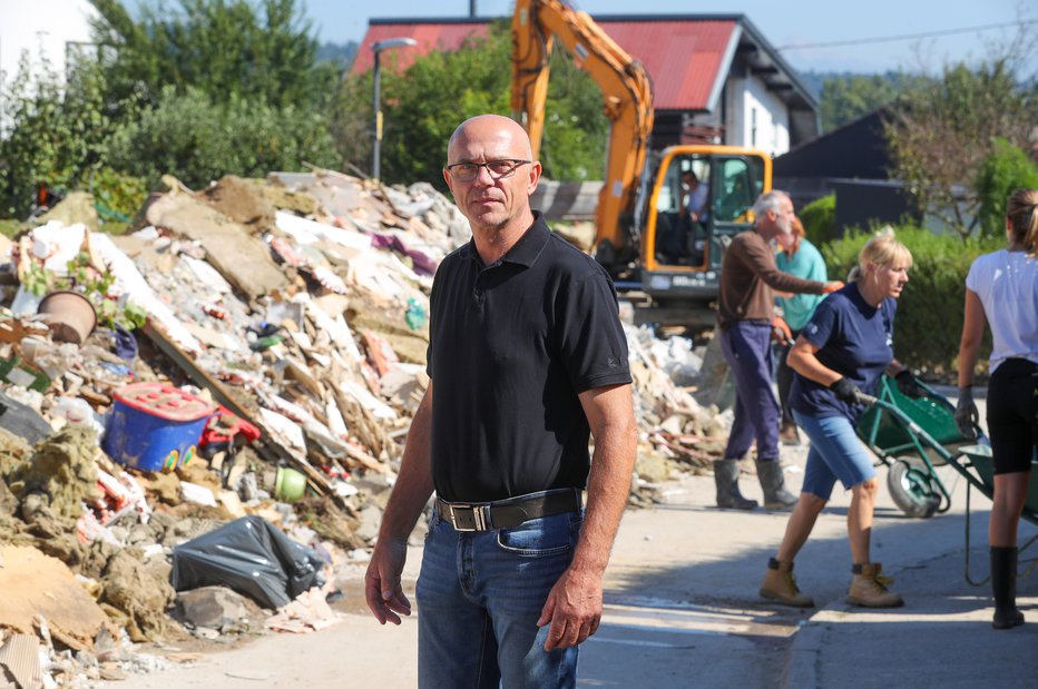 Fotografija: Direktor KGG Viktor Dolinšek je bil prvi, ki je poplavljenim krajanom priskočil na pomoč. FOTO: Matej Družnik