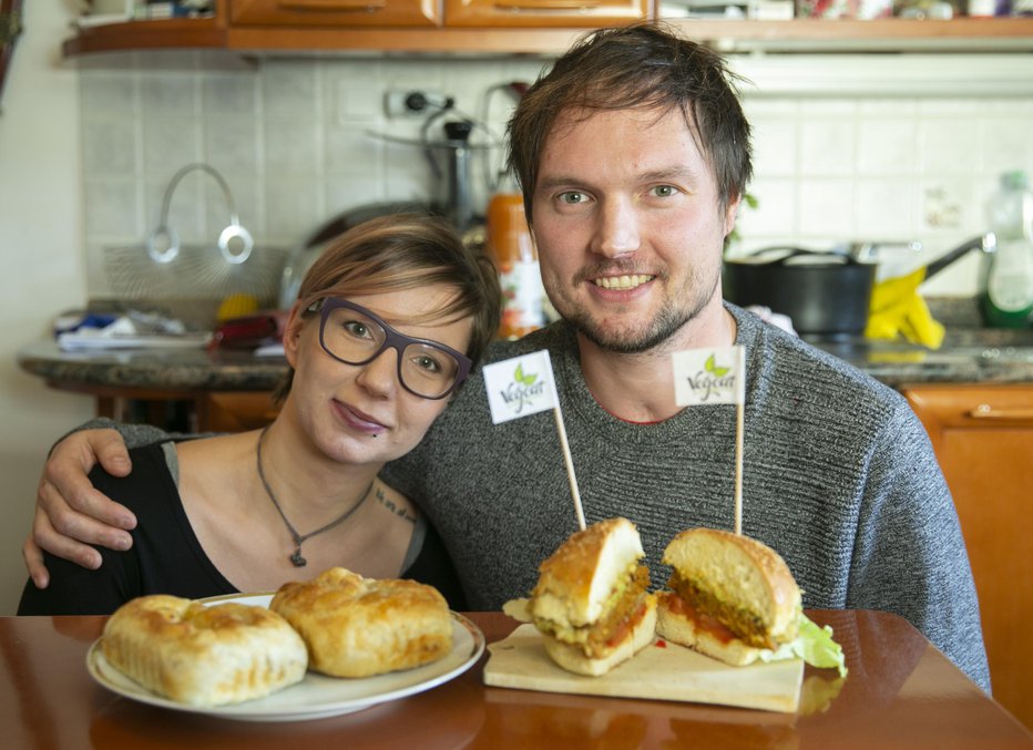 Fotografija: Gašper Peresciutti in Kaja Babič priporočata veganske hamburgerje. FOTO: Jože Suhadolnik 