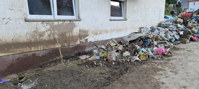 Ena izmed poplavljenih hiš v središču Črne, kjer v spodnjem nadstropju ni ostalo nič uporabnega. Niti stene. Brat in sestra, ki sta bila med poplavo v hiši, sta pobegnila na hrib za hišo, ker sta mislila, da bo hišo odneslo. FOTO: T. B.
