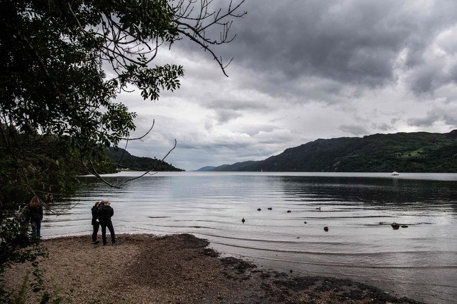 V Škotskem višavju, ob slovitem jezeru, pripravljajo največjo iskalno akcijo v zadnjega pol stoletja. FOTO: Andy Buchanan/AFP