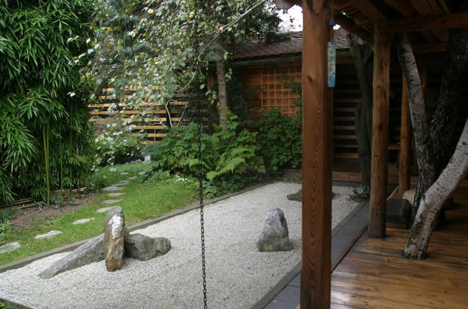 Takole lep pogled iz ateljeja na japonski vrt je bil pred poplavami. FOTO: Matej Družnik