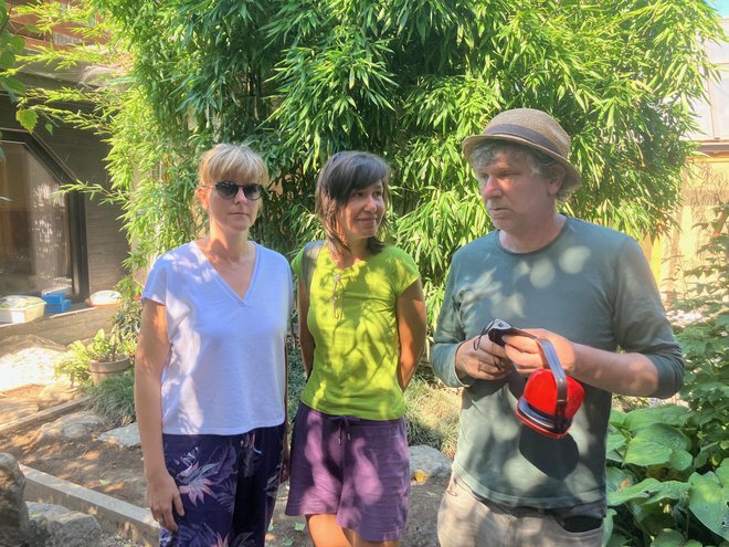 Nadja Gnamuš (na sredini, levo je krajanka naselja Snebersko obrežje Jana Jovanovska), slikarjeva hči, in njen mož Robert Černelč, prav tako umetnik, v uničenem japonskem vrtu. FOTO: Gordana Stojiljković