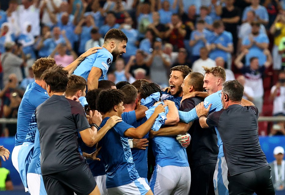 Fotografija: Nogometaši Manchester Citya so slavili po tekmi. FOTO: Stoyan Nenov, Reuters