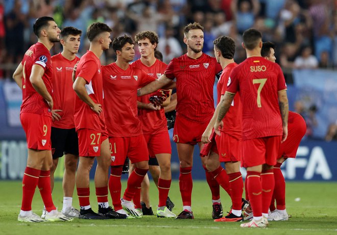Igralci Seville so morali priznati poraz. FOTO: Alkis Konstantinidis, Reuters