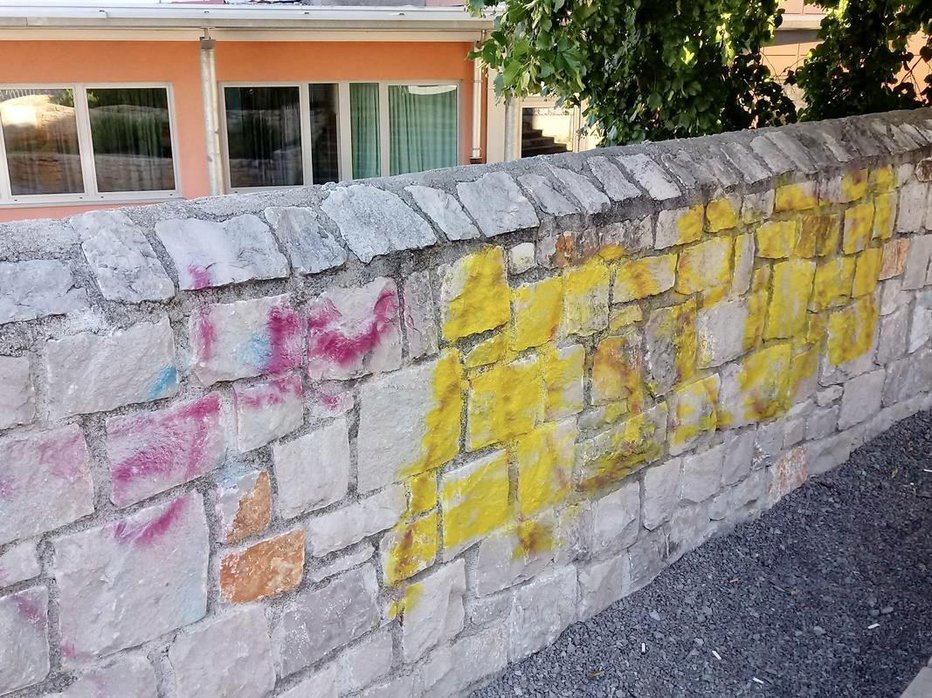 Fotografija: Zidovi so redne tarče nemarnih vandalov. FOTO: Občina Sežana