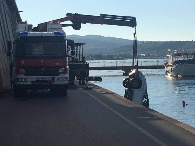 Z istega mesta je v morje septembra 2016 zapeljal 72-letni voznik. Takole so takrat avtomobil izvlekli iz vode. FOTO: Radio Capris