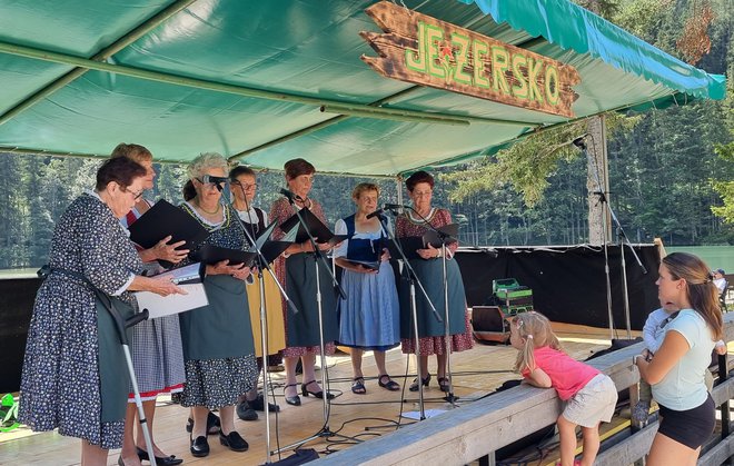 Ljudske pevke z Jezerskega so letos praznovale 25-letnico nastopanja. FOTO: Janez Kuhar