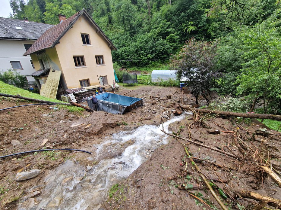 Fotografija: Škoda je velika, a na srečo ni bilo ne žrtev ne odnesenih hiš. FOTO: občina Železniki