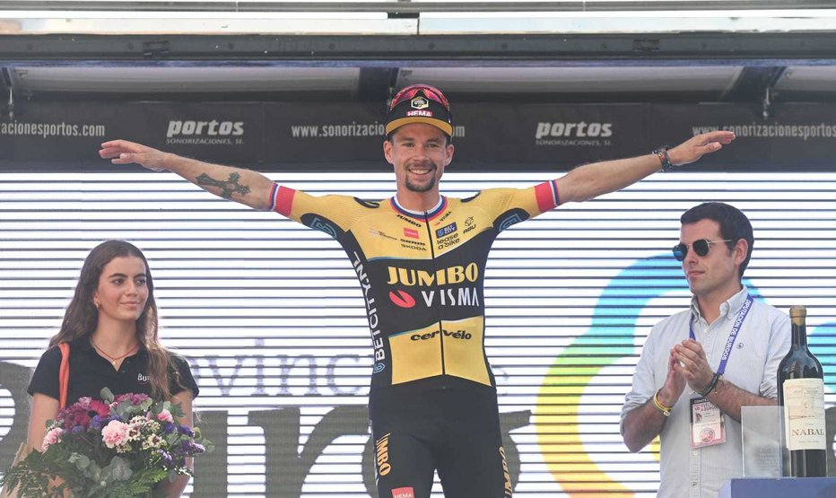 Fotografija: Primož Roglič je tudi na dirki po Burgosu doskočil v zmagoviti telemark. FOTO: Vuelta a Burgos