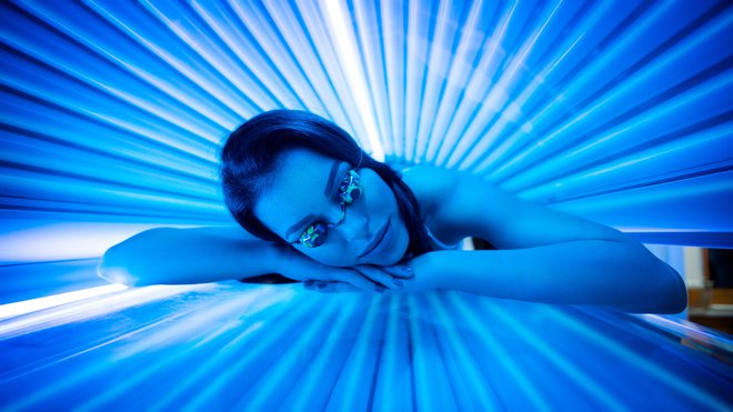 UV-sevanje solarijev ima enake škodljive vplive na zdravje kot naravno oziroma sončno. FOTO: Luckybusiness/Gettyimages