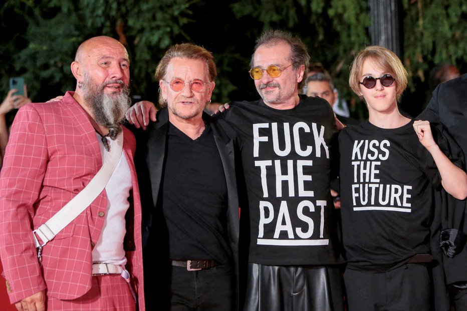 Fotografija: Udeležil se ga je tudi pevec irske rock skupine U2 Bono (drugi z leve), na fotografiji z ekipo bosanskega dokumentarca Poljubi prihodnost (Kiss The Future), ki pripoveduje o podpori in koncertu U2 v razdejanem Sarajevu pred 25 leti. FOTO: Amel Emrić/Reuters