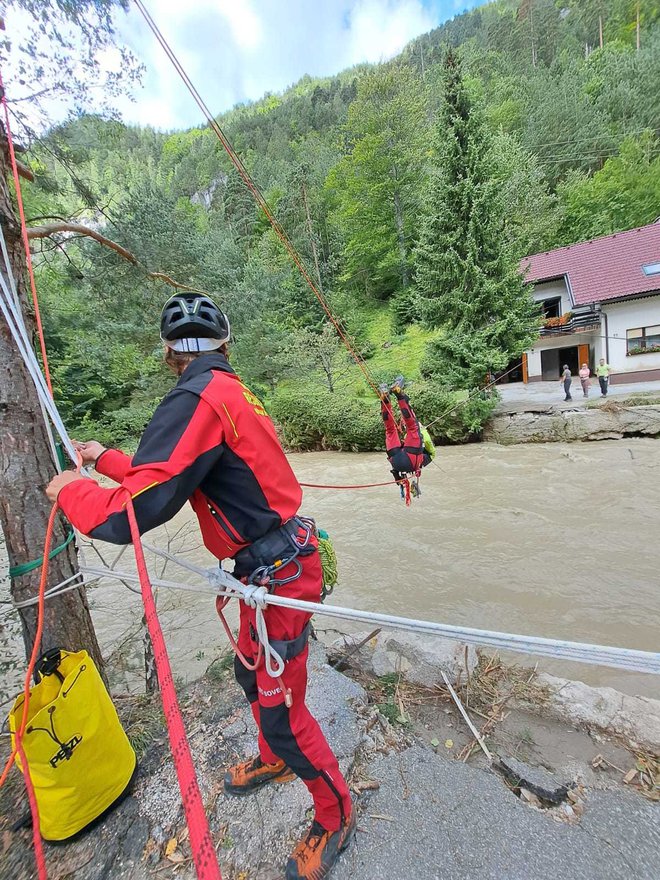 Gorski reševalci so pomagali številnim ljudem na najbolj prizadetih območjih. FOTO: GRZS