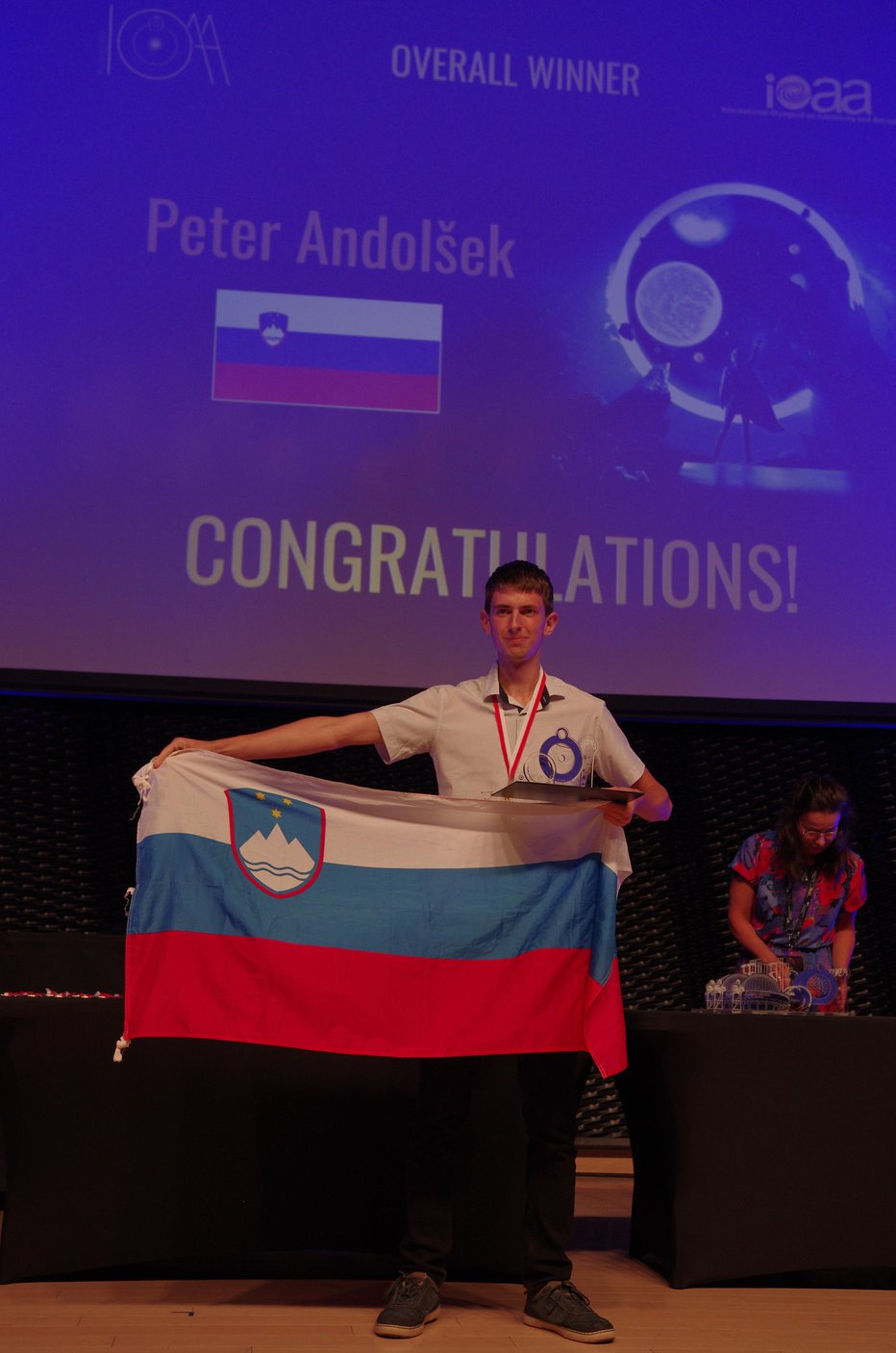 Fotografija: Peter Andolšek je na olimpijadi letos spet ponosno dvignil slovensko zastavo. FOTOGRAFIJE: Andrej Guštin