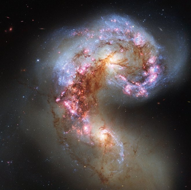 Ko sta trčili galaksiji NGC 4038 in NGC 4039, je nastala podobna oblika.