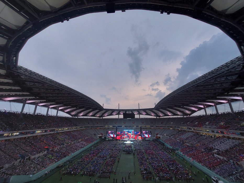 Fotografija: Zaključno srečanje na stadionu v Seulu, kjer so mlade zabavale južnokorejske pop skupine. FOTO: Frida
