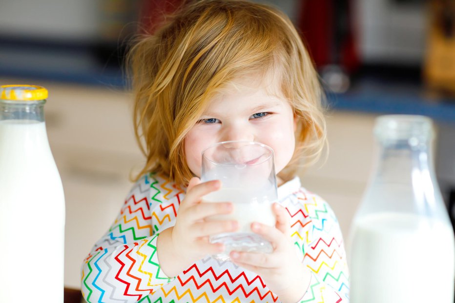 Fotografija: Pomanjkanje kalcija v otroštvu lahko upočasni normalno rast in vpliva na slabšo kostno gostoto. FOTO: Romrodinka, Getty Images