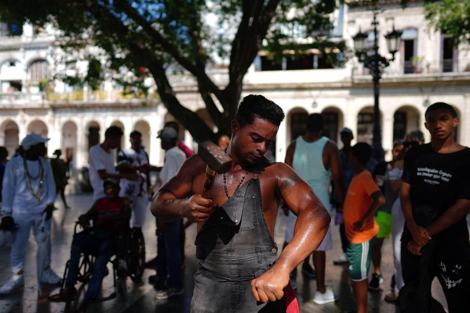 Fotografija: Kubanski jekleni mož med uličnim nastopom v Havani FOTOGRAFIJE: Alexandre Meneghini/Reuters
