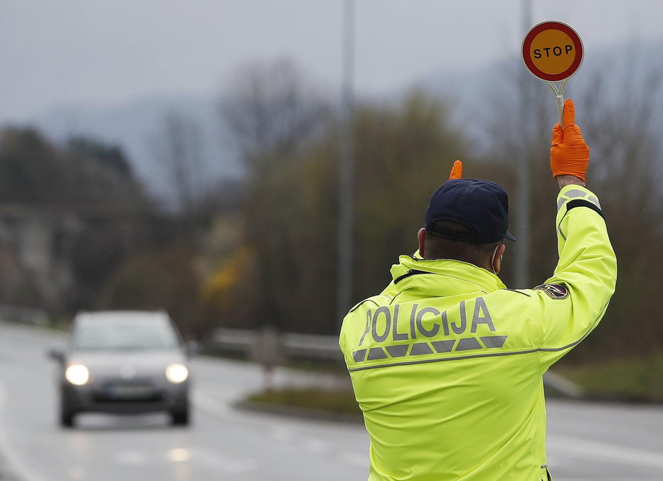 Fotografija: V nadzoru prometa še vedno ugotovijo presenetljivo veliko kršitev vožnje brez veljavnega vozniškega dovoljenja. FOTO: Leon Vidic