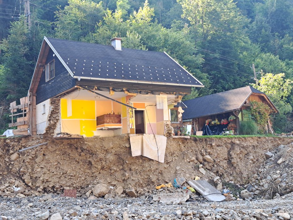 Fotografija: Hiša v Rastkah še stoji, a je je Ljubnica polovico odnesla. FOTO: Špela Kuralt
