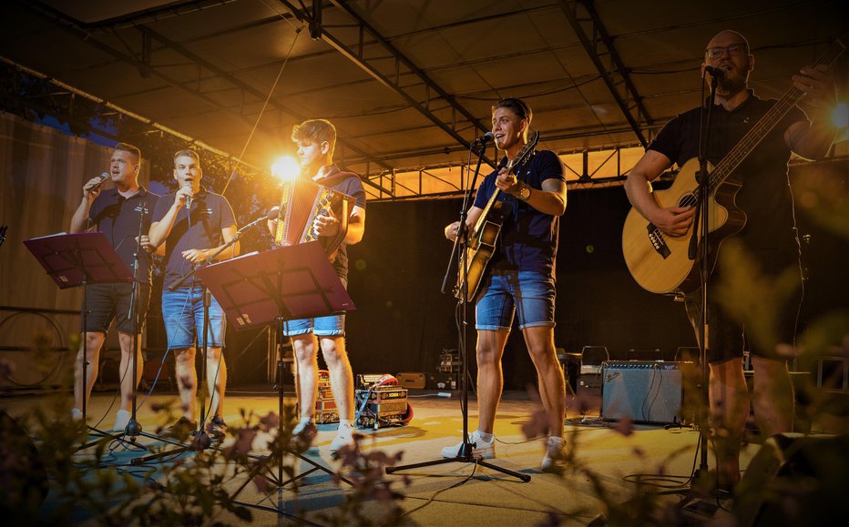 Fotografija: Ansambel Istrski fantje bo to soboto igral tudi na veselici v Kortah. FOTO: KDH Izola