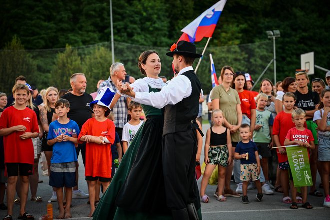 V pozdrav je Kristjanu zaplesala sestra Patricija v družbi folklornega društva Antona Štrafele iz Markovcev. FOTO: MP Produkcija/pigac.si