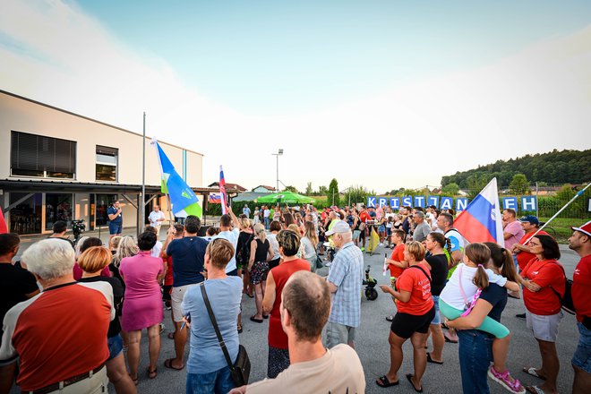 Kakih 100 domačinov se je zbralo na nogometnem igrišču v Podvincih. FOTO: MP Produkcija/pigac.si