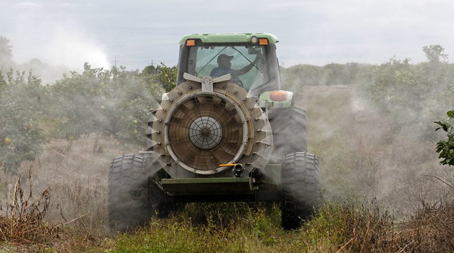 Škropili so s pesticidom, ki je pri nas prepovedan. Simbolična fotografija. FOTO: Joe Skipper, Reuters