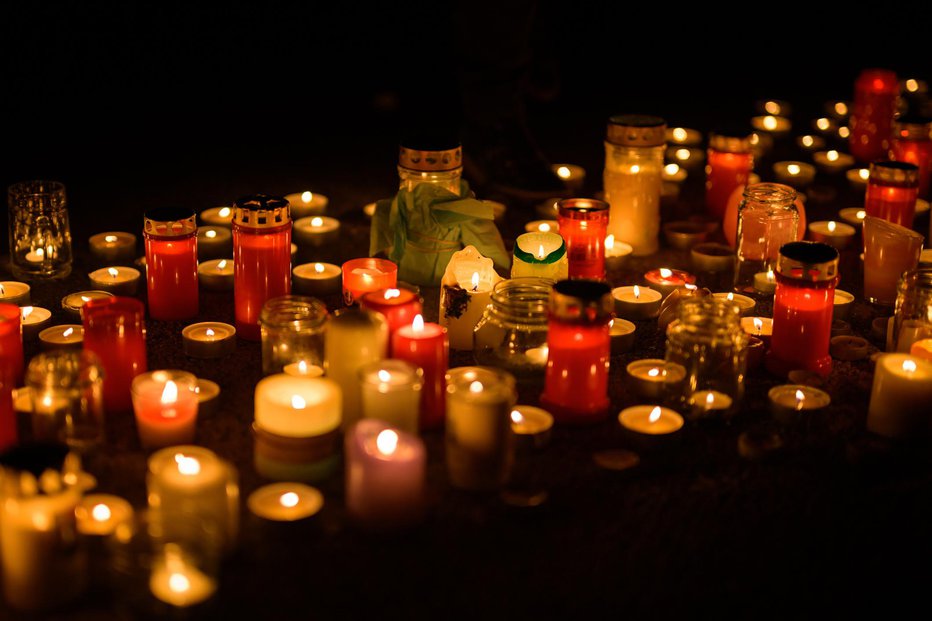 Fotografija: Many candles burning on the ground in the night, protest against war FOTO: Stefan Rotter Getty Images/istockphoto