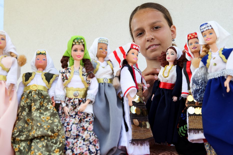 Fotografija: Esma oblači barbike v tradicionalna bosanska oblačila. FOTO: Amel EmriĆ/Reuters