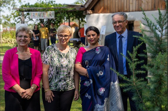 Tri dame, ministrica, predsednica in veleposlanica, so v družbi gostitelja zasadile himalajsko cedro. FOTO: Jure Zauneker