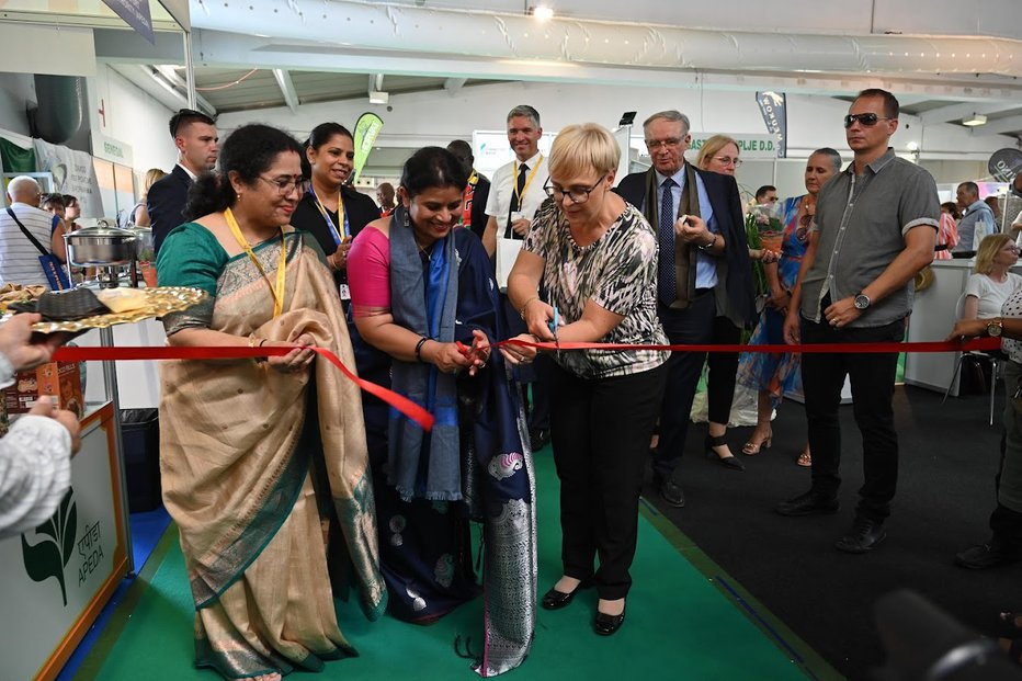 Fotografija: Predsednica je odprla tudi indijsko stojnico. FOTO: Jure Zauneker