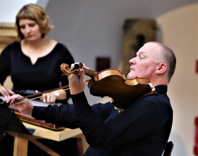Citrarski pedagog Napret je tudi vrhunski violinist. FOTO: Jože Miklavc