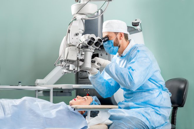 Operacija enega očesa traja deset minut. FOTO: Rosshelen, Getty Images