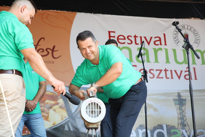 Župan Janez Magyar je točno ob 12. uri tradicionalno zagnal gasilsko sireno in s tem napovedal začetek kuhanja najboljšega bograča. FOTO: mediaspeed.net