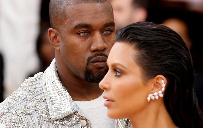Februarja 2021 sta s Kim Kardashian zagnala ločitveno kolesje. Novembra naslednje leto pa sta bila tudi uradno ločena. FOTO: Lucas Jackson, Reuters