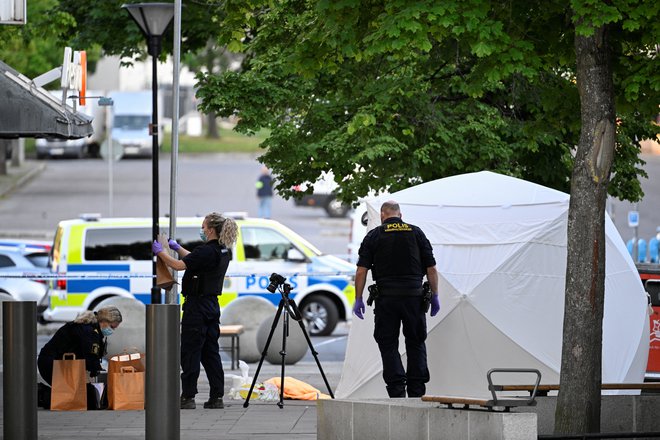 Policija na prizorišču strelskega obračuna v Farsti, predmestju Stockholma. FOTO: Anders Wiklund/Reuters