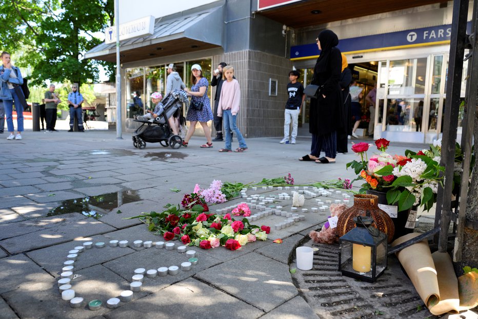 Fotografija: Rože in sveče v spomin na žrtve streljanja v predmestju Stockholma FOTO: Jessica Gow/Reuters