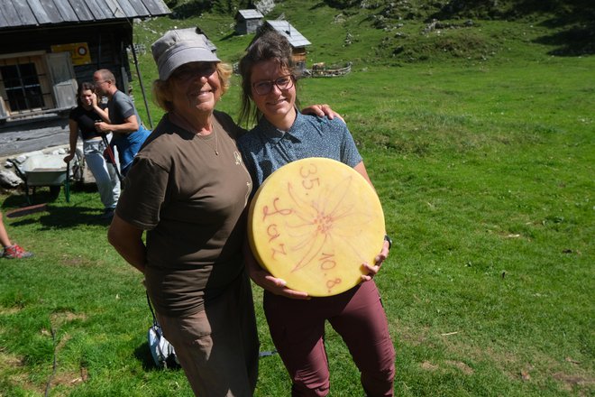 Tatjana Marušič z mlado majerico Lucijo Gartner, ki na Planini v Lazu poleti skrbi za krave in sirari.