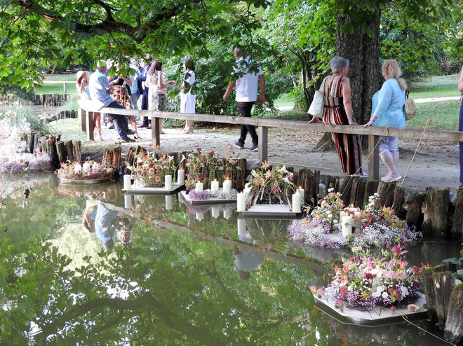 Čudoviti izdelki s svečkami so proti večeru zaplavali v jezeru na koncu drevoreda, pod francoskim vrtom.