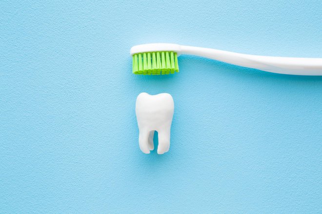 Z ustrezno nego vsak dan skrbimo za zobe in dlesni. FOTO: Fotoduets, Getty Images