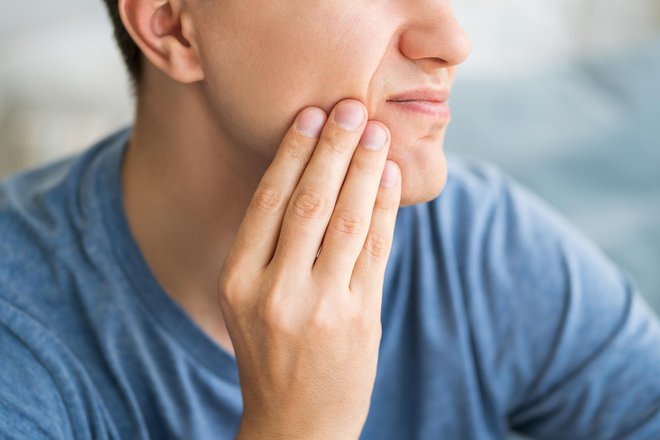 Razgaljeni zobni vrat povzroča bolečine. FOTO: Staras, Getty Images