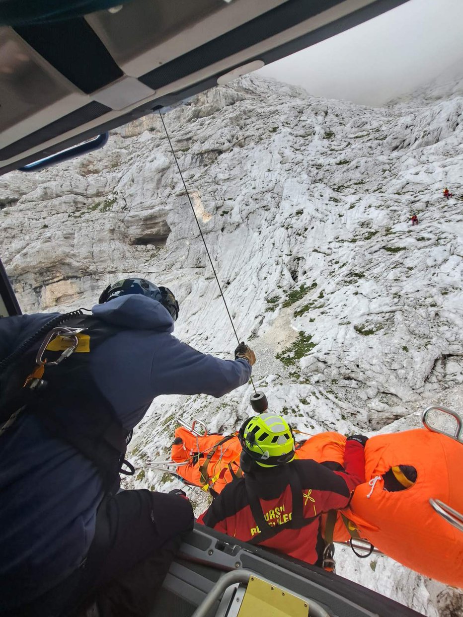 Fotografija: Letalska policijska enota je z dežurno ekipo GRZS za reševanje v gorah v kombinaciji helikopterskega in klasičnega reševanja pomagala poškodovanemu 69-letnemu pohodniku. FOTO: Letalska Policijska Enota