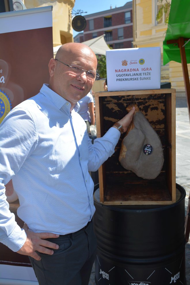 Janko Kodila, predsednik Društva za promocijo in zaščito prekmurskih dobrot in osrednji pridelovalec prekmurske šunke, je prispeval šunko, katere težo so lahko ugibali obiskovalci.