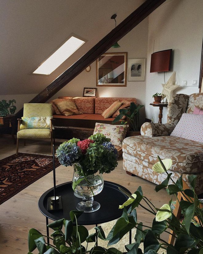 Instagramu se je pridružila septembra 2020 z retro fotografijo svojega mansardnega stanovanja.