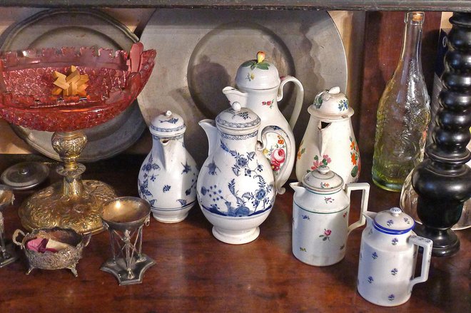 V Sadnikarjevem muzeju na Šutni je veliko predmetov iz keramike.
