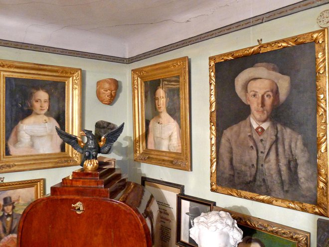 V muzeju so tudi slike znanih slikarjev; desno sliko, portret Josipa Sadnikarja, je ustvaril Ferdo Vesel.